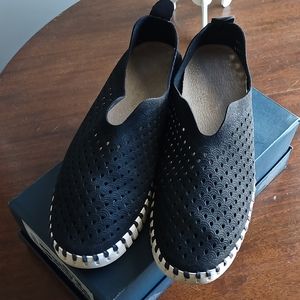 ISLE JACOBSEN Black comfort shoes.